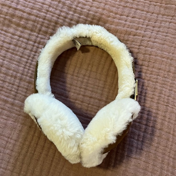 Genuine shearling earmuffs defined by a suede band and logo hardware - Picture 4 of 6